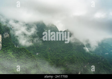 Asia funivia più lunga che va alla parte superiore del famoso cielo collegando Avenue o grande cancello su Strada montagne Tianmen, Zhangjiajie, Cina Foto Stock