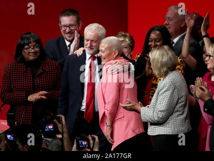 Leader laburista Jeremy Corbyn è unita da Jennie Formby, Segretario Generale del partito laburista, dopo aver parlato a il partito della Conferenza Annuale presso il Centro di Brighton a Brighton, East Sussex. Foto Stock