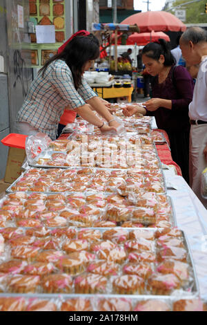 La torta della luna in vendita ad un prezzo scontato su strada di Manhattan Chinatown dopo la festa della luna aka Mid-Fall festival.New York City.New York.USA Foto Stock