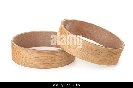 Due rotoli di decorativi in legno rivestimenti di stampaggio isolato su bianco Foto Stock