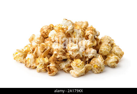 Pila di caramello fresco di popcorn isolato su bianco Foto Stock