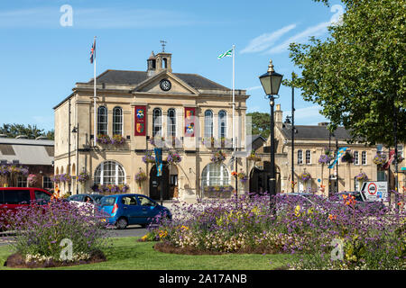 Municipio di Melksham nella piazza del mercato di Melksham, Wiltshire, Inghilterra, Regno Unito. Edificio classificato di grado II Foto Stock