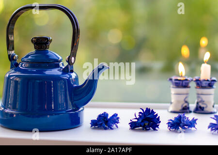 Blue vintage teiera ceramica e tazzina. Bollitore per tè e caffè concept Foto Stock