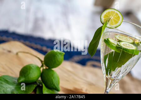 Un bicchiere di acqua fresca da bere e un lime. Foto Stock