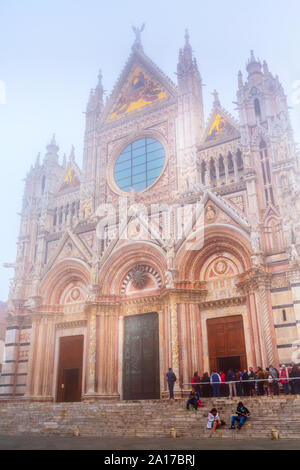 Siena, Italia - 25 Ottobre 2018: punto di riferimento della Toscana Siena cattedrale, Duomo di Siena e i turisti in coda Foto Stock