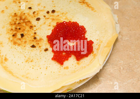 Deliziosa crèpes con caviale rosso Foto Stock