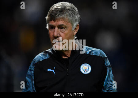 Preston, Lancashire, Regno Unito. 24Sep, 2019. English Football League Cup, Carabao Cup; Preston North End contro Manchester City; Brian Kidd, Assistant Manager del Manchester City passeggiate al suo sedile - rigorosamente solo uso editoriale. Nessun uso non autorizzato di audio, video, dati, calendari, club/campionato loghi o 'live' servizi. Online in corrispondenza uso limitato a 120 immagini, nessun video emulazione. Nessun uso in scommesse, giochi o un singolo giocatore/club/league pubblicazioni Credit: Azione Plus immagini di sport/Alamy Live News Foto Stock