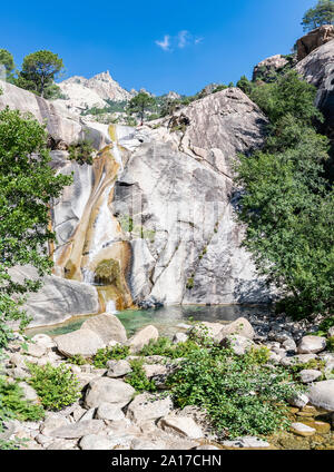 La cascata e piscina naturale nel famoso Purcaraccia Canyon in Bavella durante l'estate, una destinazione turistica e di attrazione. La Corsica, Francia Foto Stock