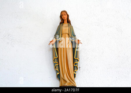 La statua della Madonna nella Chiesa della Madonna della Neve o chiesa della Madonna della neve sul Campo Imperatore, Abruzzo, Italia. Foto Stock