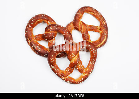 I fatti a mano pretzel per Oktoberfest party su sfondo bianco Foto Stock