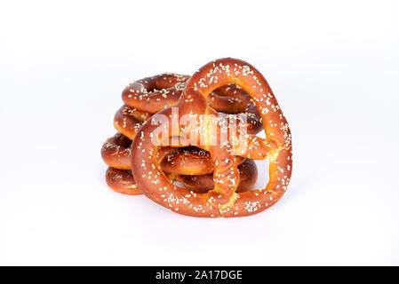 I fatti a mano pretzel per Oktoberfest party su sfondo bianco Foto Stock