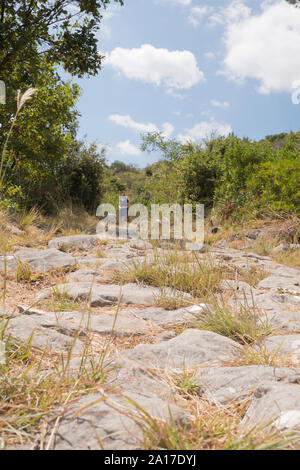 Sentiero storico che conduce a Cassino a Monte Cassino in Italia Foto Stock