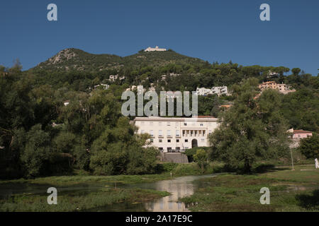 Vista di Montecassino dal parco locale a Cassino in estate, Italia Foto Stock