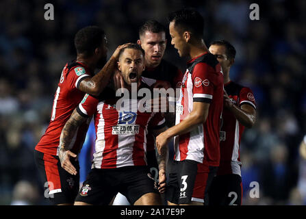 Southampton's Danny Ings punteggio celebra il suo lato del primo obiettivo del gioco con i suoi compagni di squadra durante il Carabao Cup, terzo round corrispondono a Fratton Park di Portsmouth. Foto Stock