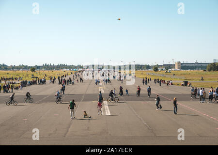 Berlino, Germania - Settembre 2019: molte persone all'esterno sul Airfield (Flughafen Tempelhof), ex aeroporto della città di Berlino Foto Stock