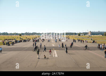 Berlino, Germania - Settembre 2019: molte persone all'esterno sul Airfield (Flughafen Tempelhof), ex aeroporto della città di Berlino Foto Stock