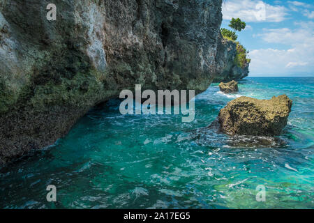 Rocce sulla costa vicino al Generale Santos a Mindanao nelle Filippine Foto Stock