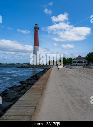 Barnegat Lighthouse State Park, NJ, Stati Uniti d'America -- Settembre 13, 2019. Foto di Barnegat Lighthouse prese contro un cielo blu in scemando giorni d'estate. Foto Stock