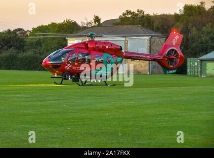 PONTYPRIDD, GALLES - Settembre 2019: un ampio angolo di visione di un elicottero di emergenza del Galles Air Ambulance Service sul terreno vicino a casa Foto Stock