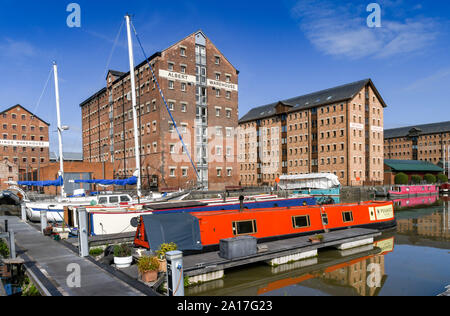 GLOUCESTER QUAYS, Inghilterra - Settembre 2019: Stretta barca ormeggiata in rigenerata ex docks in Gloucester Quays. Foto Stock