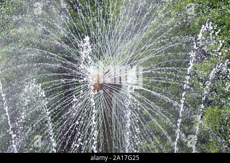 Dettaglio di una fontana rotante di spruzzatura di acqua a 360 gradi Foto Stock