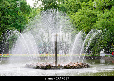 Dettaglio di una fontana rotante di spruzzatura di acqua a 360 gradi Foto Stock