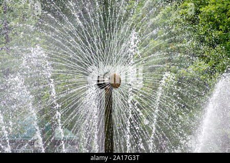 Dettaglio di una fontana rotante di spruzzatura di acqua a 360 gradi Foto Stock