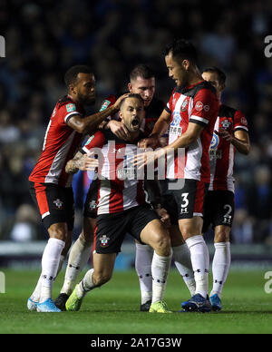 Southampton's Danny Ings punteggio celebra il suo lato del primo obiettivo del gioco con i suoi compagni di squadra durante il Carabao Cup, terzo round corrispondono a Fratton Park di Portsmouth. Foto Stock