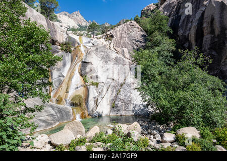 La cascata e piscina naturale nel famoso Purcaraccia Canyon in Bavella durante l'estate, una destinazione turistica e di attrazione. La Corsica, Francia Foto Stock