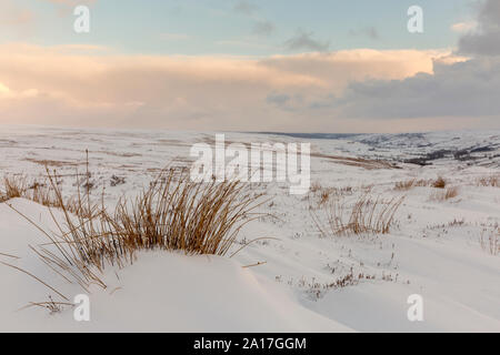 Scena invernale nel North York Moors National Park che mostra la deriva della neve. Foto Stock