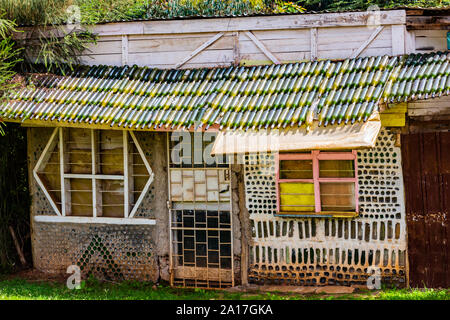 St. George's road, Nanyuki, contea di Laikipia, Kenya - Giugno 19th, 2019: fotografia a colori della residenza privata in cui la parete frontale è costituito da bottiglie. Foto Stock