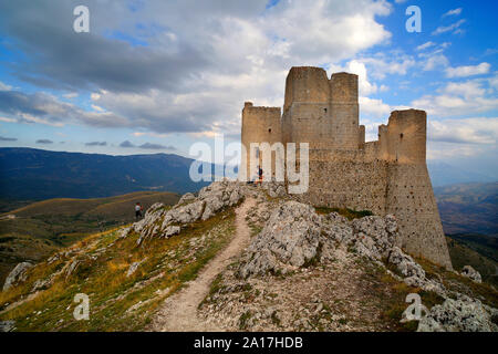 Rocca Calascio, la fortezza più alta dell'Appennino, Abruzzo, Italia. Foto Stock
