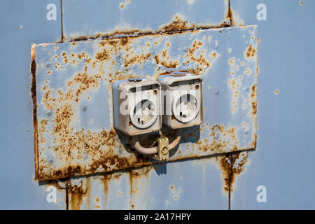 Due vecchio arrugginito Electric prese a muro Foto Stock