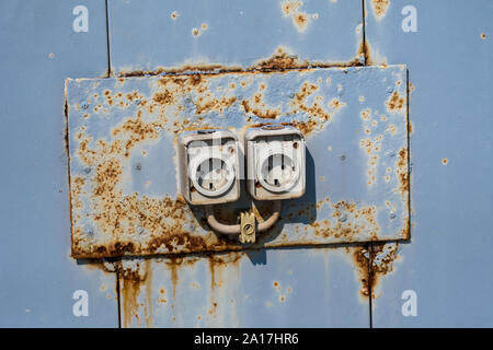 Due vecchio arrugginito Electric prese a muro Foto Stock