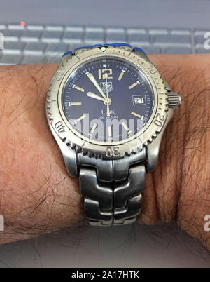 Le Mans in acciaio inox spazzolato con quadrante blu Tag Heuer watch Foto Stock