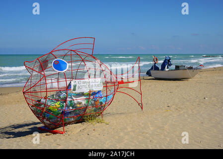 La bottiglia di plastica riciclaggio dei pesci sulla costa adriatica a Termini, Casalbordino, Italia. Si legge "ho solo mangiare le bottiglie di plastica". Foto Stock