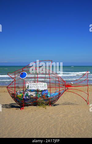 La bottiglia di plastica riciclaggio dei pesci sulla costa adriatica a Termini, Casalbordino, Italia. Si legge "ho solo mangiare le bottiglie di plastica". Foto Stock