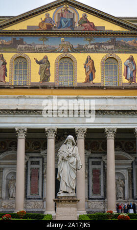 Basilica Papale di San Paolo fuori le Mura (Basilica Papale di San Paolo fuori le Mura) - è una delle quattro basiliche maggiori di Roma, Italia. Foto Stock