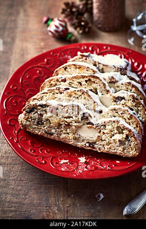 Tradizionali di Natale di Dresda lo Stollen con dadi e marzapane. In casa tradizionale Torta di Natale. Legno rustico sfondo Foto Stock