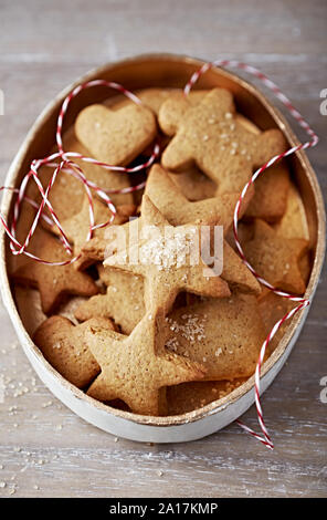 Home reso gingerbread cookie in un vintage confezione regalo come un regalo di Natale. Close-up