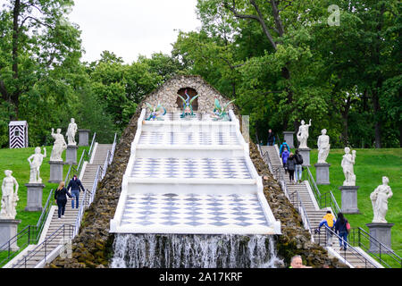 Peterhof, San Pietroburgo, Russia, agosto 2019. La scacchiera Hill cascata Foto Stock