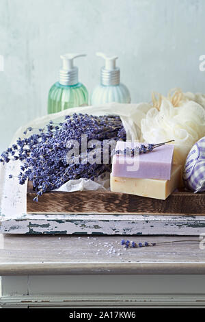 A base di erbe naturali saponi , Prodotti per il bagno e lavanda essiccata Foto Stock