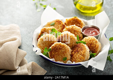 Polpette di pollo o torte pesce fritto nel pangrattato con ketchup Foto Stock