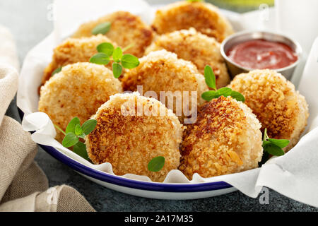 Polpette di pollo o torte pesce fritto nel pangrattato con ketchup Foto Stock