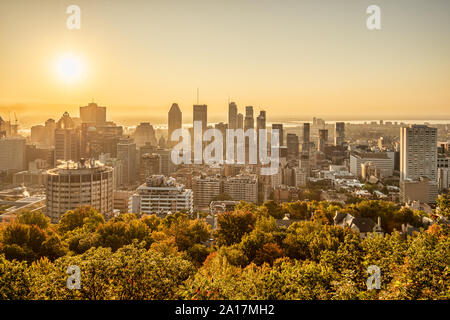 Montreal, CA - 21 Settembre 2019: Skyline di Montreal dal Belvedere Kondiaronk presso sunrise Foto Stock