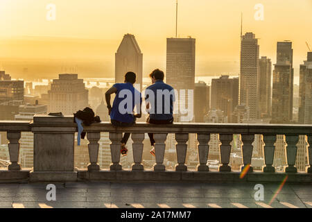 Montreal, CA - 21 Settembre 2019: Skyline di Montreal dal Belvedere Kondiaronk presso sunrise Foto Stock