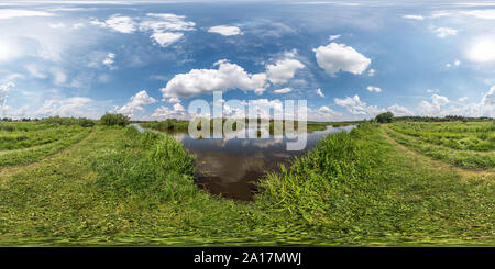 Visualizzazione panoramica a 360 gradi di Hdri sferica panorama a 360 gradi angolo di vista sull'erba costa del grande lago o fiume nella soleggiata giornata estiva e ventoso con belle le nuvole in equ