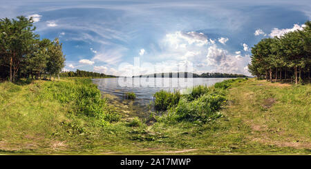 Visualizzazione panoramica a 360 gradi di Sferica perfetta hdri panorama a 360 gradi angolo di vista sulla costa di erba di enorme di fiume o di lago nella soleggiata giornata estiva e ventoso in equirettangolare