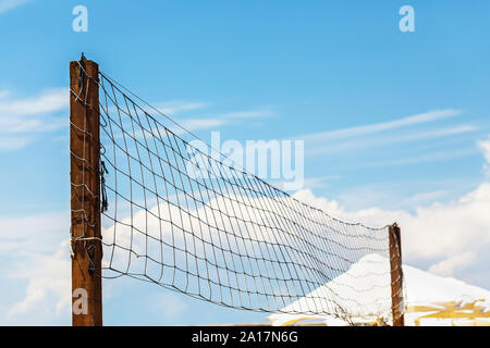 Rete da pallavolo sulla spiaggia contro il cielo blu Foto Stock