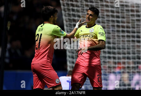 Manchester City's Joao Cancelo (destra) celebra il suo lato il terzo obiettivo del gioco, segnati da Preston North End's Ryan Ledson (non illustrato) con il compagno di squadra Davide Silva durante il Carabao Cup, terzo round il match in Deepdale Stadium, Preston. Foto Stock